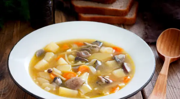 Jakie przyprawy do zupy pieczarkowej, aby uzyskać wyjątkowy smak?