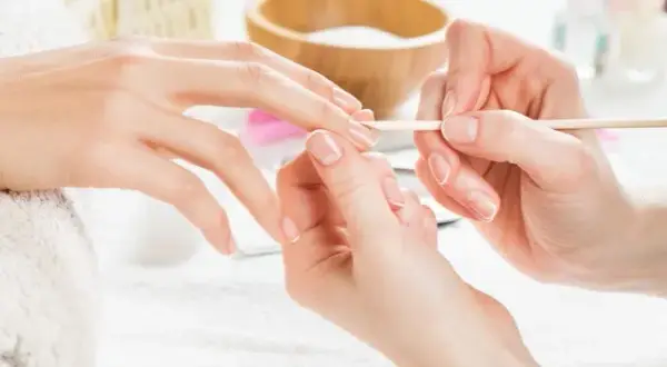 Jak skutecznie moczyć skórki przed manicure, by uniknąć problemów?
