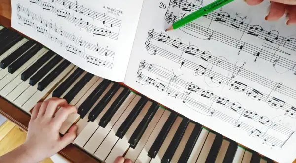 Jak uczyć dziecko gry na pianinie, by nie straciło zainteresowania