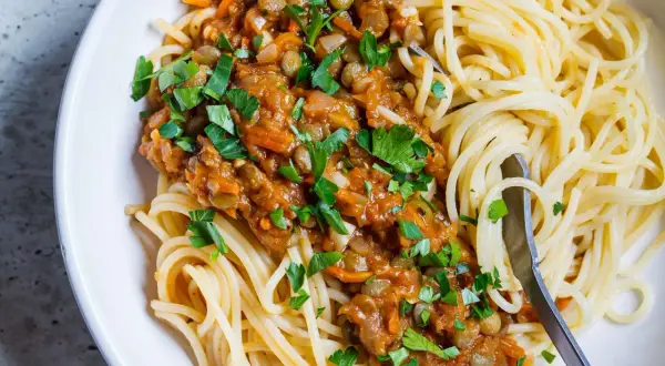Spaghetti wegetariańskie z warzywami - najlepszy przepis krok po kroku