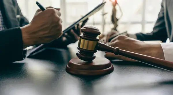 Czy radca prawny to prawnik? Odkryj kluczowe różnice i fakty