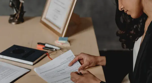 Gdzie pracuje prawnik? Odkryj różnorodność miejsc zatrudnienia