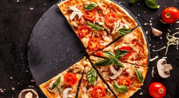 W jakiej temperaturze piec pizzę, aby uniknąć przypalonej skórki?