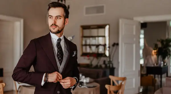Najlepsze krawaty do czarnego garnituru: eleganckie propozycje