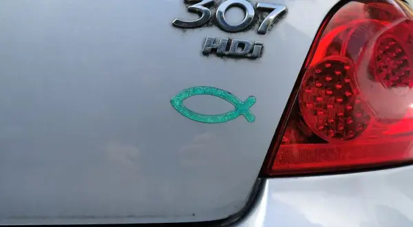 Co oznacza znak ryby na samochodzie i dlaczego jest tak ważny?