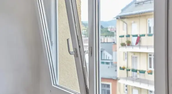 Jak wejść do domu przez uchylone okno: 5 bezpiecznych metod