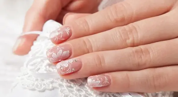 Jaki manicure na ślub: eleganckie pomysły, które zachwycą każdego