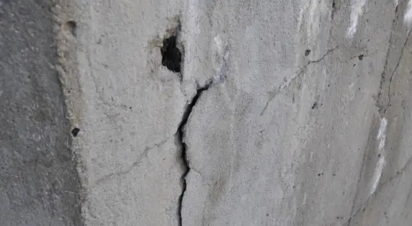 Czym zabezpieczyć beton, aby uniknąć zniszczeń i wilgoci?