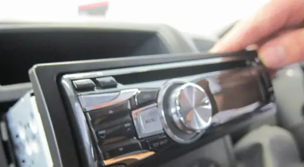 Jak uruchomić radio samochodowe bez kodu? Proste metody na pomoc w problemie