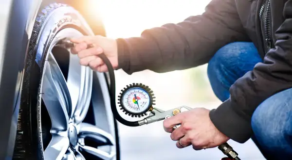 Ile powietrza w oponach 225/45 R17? Uniknij niebezpieczeństw na drodze
