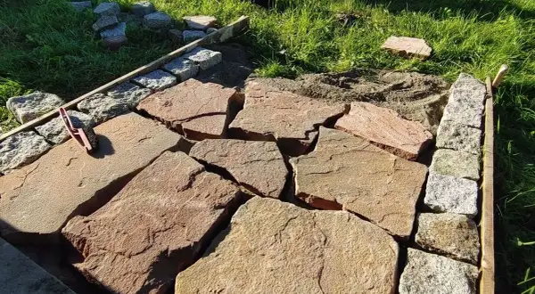 Jak układać chodnik z kamienia łupanego bez zbędnych błędów
