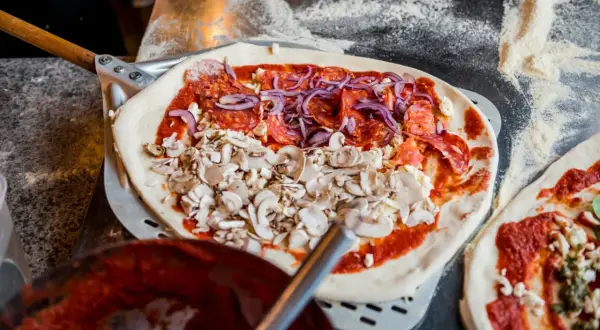 Ile sera na pizzę? Odkryj idealne proporcje i smaki serów