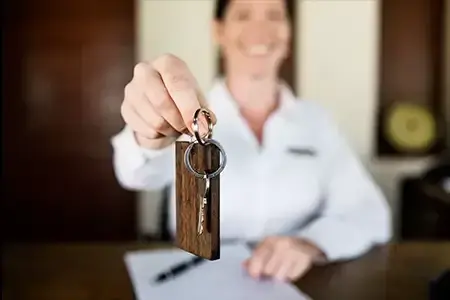 Ile zarabia recepcjonistka w hotelu? Odkryj prawdziwe zarobki!