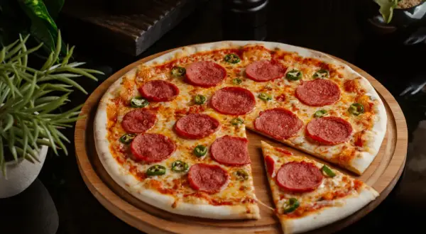 Z czym pizza domowa? Odkryj najlepsze składniki i dodatki