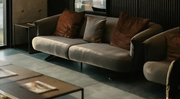 Nowoczesne narożniki i wersalki z Lublina – jakie modele sprawdzą się w małych mieszkaniach?
