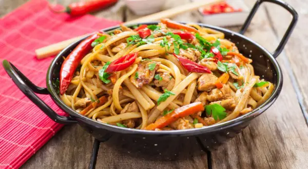 Jak ugotować makaron chow mein - proste przepisy, które zaskoczą