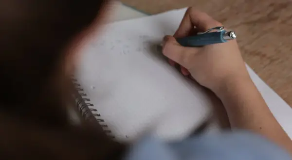 Co powinna zawierać rozprawka? Kluczowe elementy i struktura