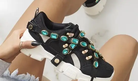 Do czego nosić sneakersy damskie: 7 stylizacji, które pokochasz