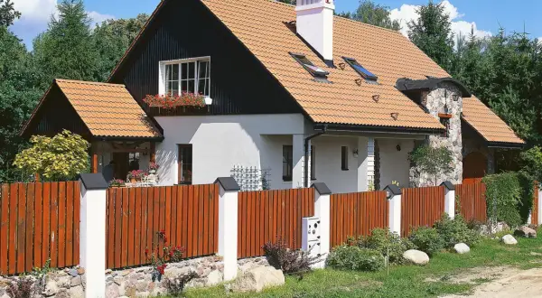 Jak ocieplić dom drewniany wełną mineralną i uniknąć błędów