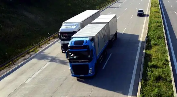 Czy ciężarówki mogą wyprzedzać na autostradzie? Sprawdź ważne przepisy i wyjątki