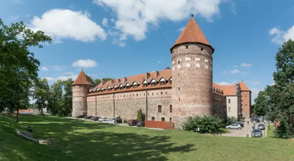 Zamek w Bytowie: Fascynująca Historia i Atrakcje Turystyczne Regionu