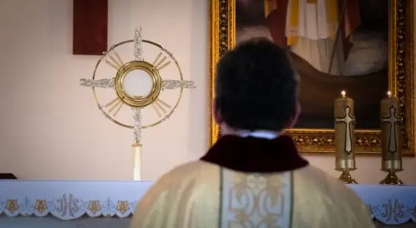 Ile kosztuje msza do dworu niebieskiego i jak ją zamówić? Sprawdź ceny i znaczenie