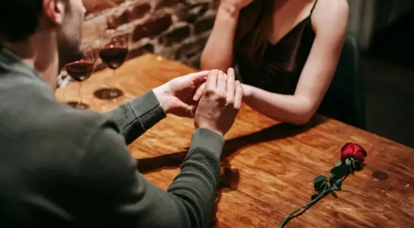 Kieliszki dla męża i żony: Jak uczcić miłość w oryginalny sposób?