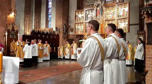 Czy diakon to ksiądz? Poznaj kluczowe różnice i obowiązki