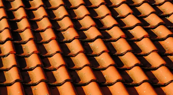 Ile kosztuje dachówka betonowa? Poznaj ceny i czynniki wpływające na koszt
