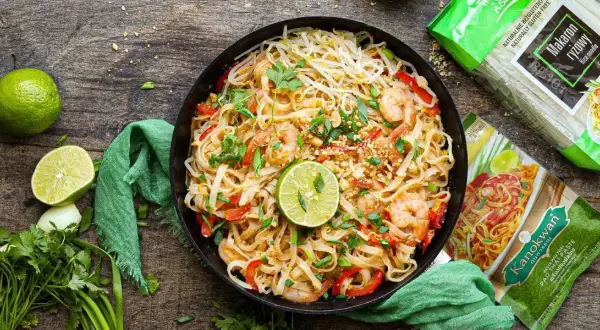 Prosty przepis na pasta pad thai, który zaskoczy Twoje kubki smakowe