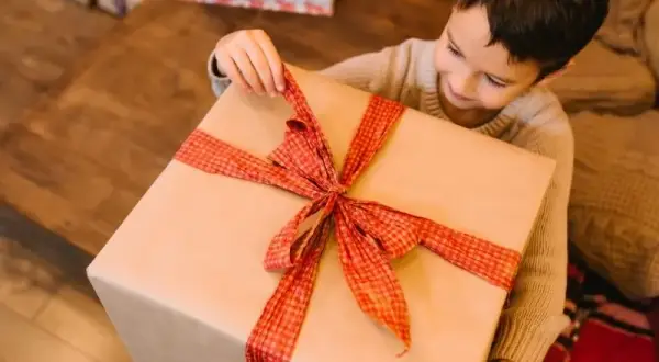Jak zapakować duży prezent w papier i zaskoczyć bliskich wyjątkowym stylem