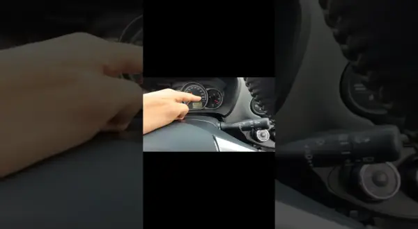 Jak włączyć światła przeciwmgielne tylne w Toyota Yaris - proste kroki