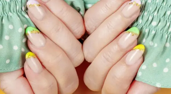 Czy manicure francuski jest nadal modny? Sprawdź aktualne trendy i alternatywy