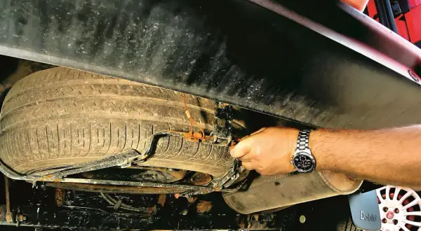 Jak wyjąć koło zapasowe peugeot 5008 - uniknij problemów na drodze