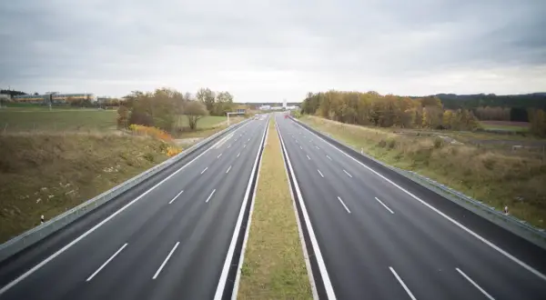 Dlaczego autostrady są płatne? Poznaj powody i różnice w opłatach