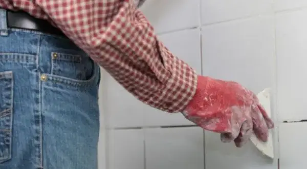 Jak wymienić fugę i uniknąć powszechnych błędów w DIY