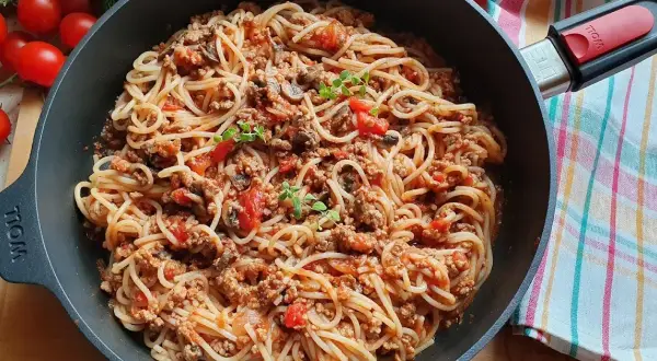 Prosty przepis na spaghetti z mięsem mielonym i pieczarkami, który zachwyci