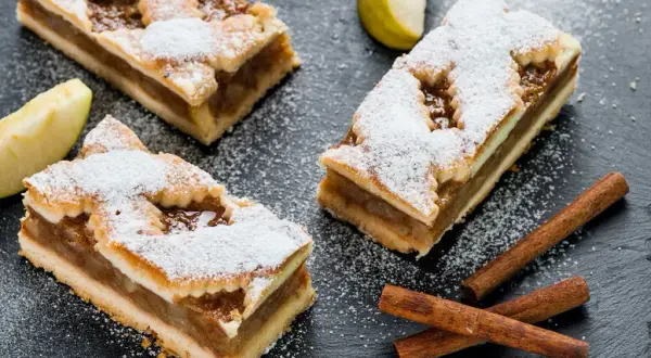 Na czym smażyć jabłka do szarlotki, by uzyskać idealny smak?