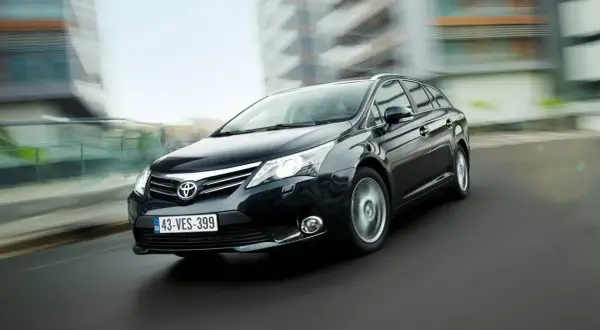 Jakie żarówki do Toyoty Avensis T27? Sprawdź, aby uniknąć błędów!