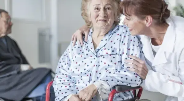 Opiekunka środowiskowa ile zarabia? Sprawdź, co wpływa na wynagrodzenie