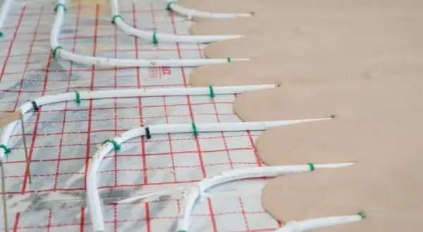 Zbrojenie wylewki pod ogrzewanie podłogowe – uniknij kosztownych błędów