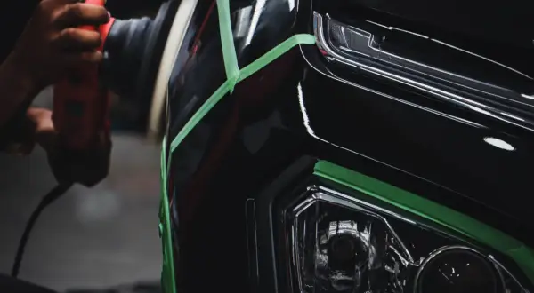 Jak uniknąć uszkodzeń lakieru samochodowego i chronić auto przed zniszczeniem