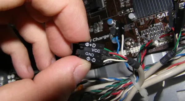 Jak podłączyć kable do płyty głównej Gigabyte bez zbędnych problemów