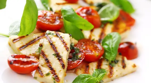 Halloumi z czym łączyć? Najlepsze pomysły na pyszne dania