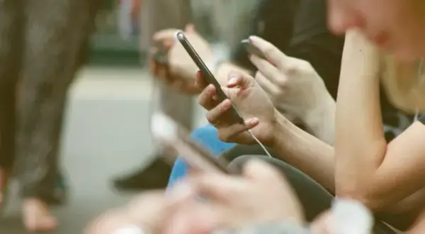 Ile godzin przed telefonem to uzależnienie? Poznaj niebezpieczeństwa!