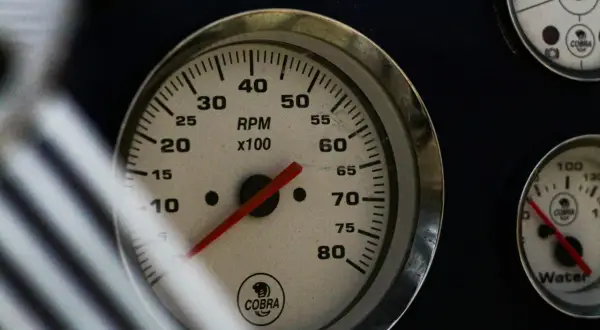 Jak sprawdzić czujnik temperatury silnika, aby uniknąć poważnych usterek