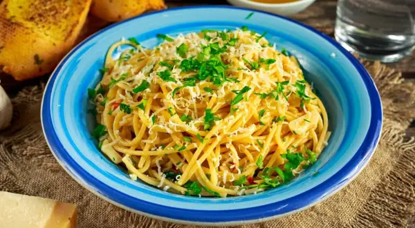 Spaghetti aglio olio z Kwestii Smaku: przepis krok po kroku