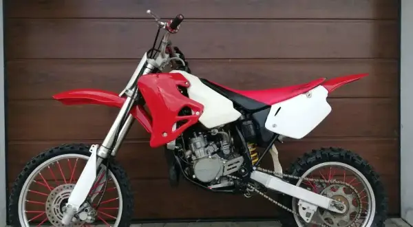 Honda CR 85 ile ma koni? Odkryj moc silnika i jego osiągi
