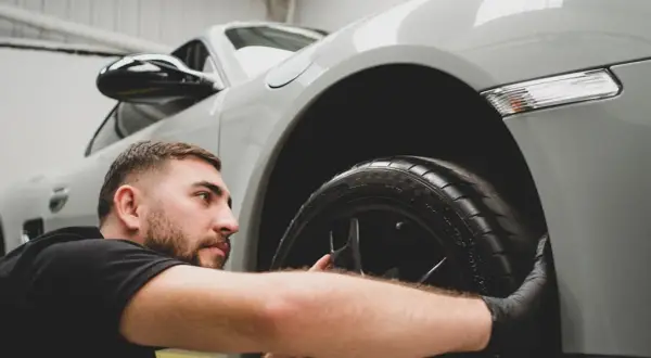 Detailing auta - dlaczego jesień to odpowiednia pora na zabezpieczenie swojego samochodu?