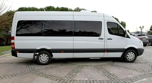 Ile kosztuje wynajem busa z kierowcą? Poznaj ukryte koszty i cenniki